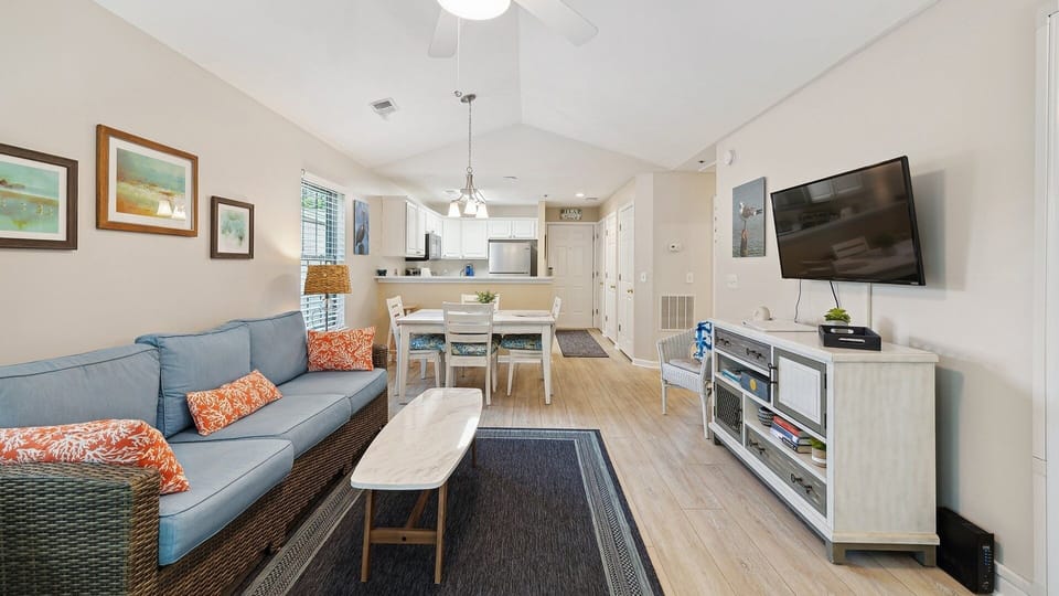 Condo, 2 Bedrooms | Living area