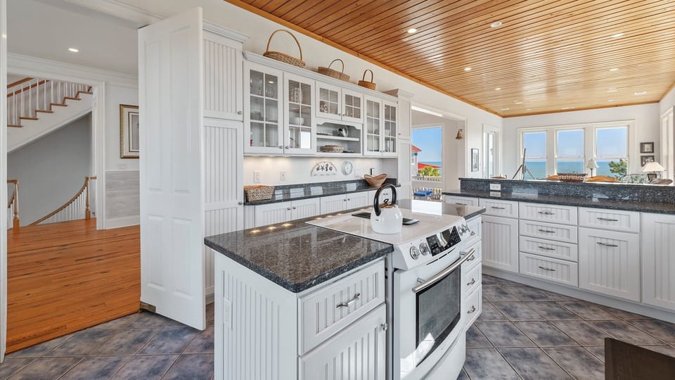 House, 6 Bedrooms | Private kitchen | Coffee/tea maker, fridge, oven, toaster