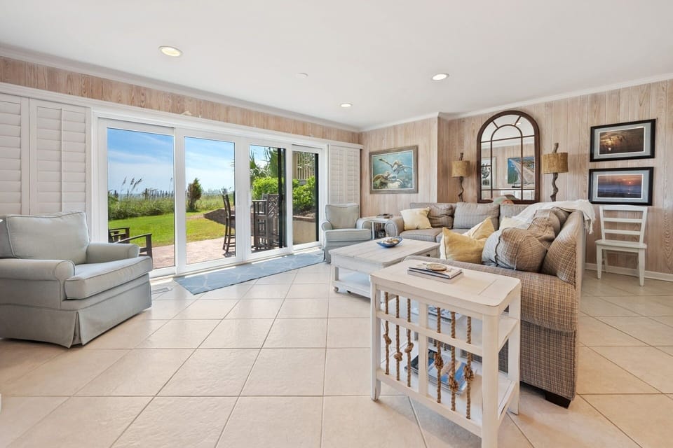 Condo, 3 Bedrooms | Living area