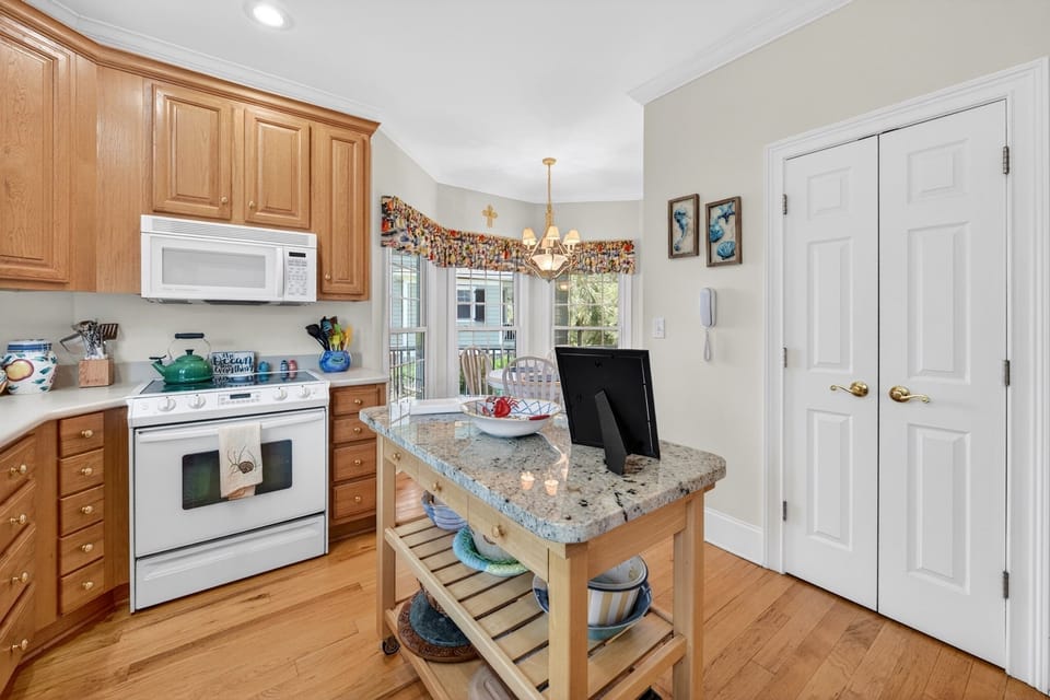 House, 5 Bedrooms | Private kitchen | Coffee/tea maker, fridge, oven, toaster