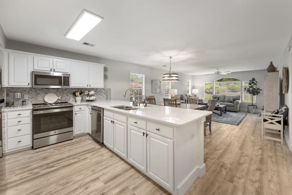 Condo, 3 Bedrooms | Private kitchen | Coffee/tea maker, fridge, oven, toaster