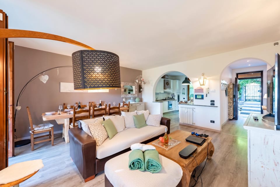 Family House, 2 Bedrooms, Fireplace (HomeSweetHome Lake-View Villetta a) | Living area | Smart TV, stereo