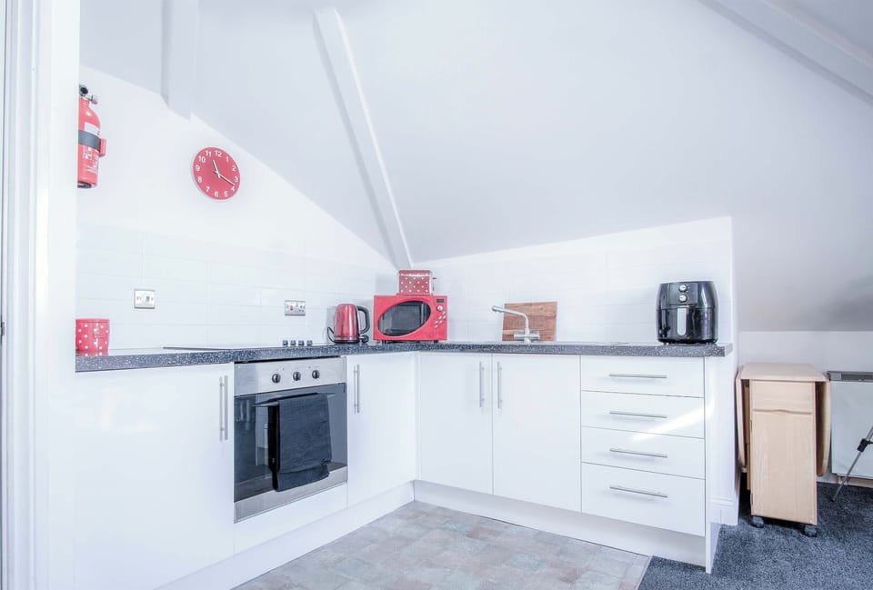 Apartment (1 Bedroom) | Private kitchen | Fridge, microwave, oven, stovetop