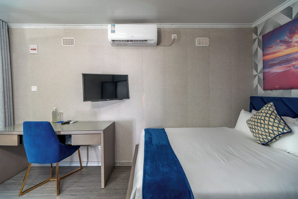 Standard Double or Twin Room | In-room safe, desk, laptop workspace, soundproofing