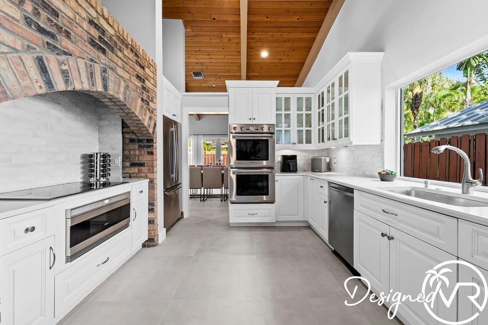 Studio (Multiple Bedrooms) | Private kitchen | Fridge, microwave, oven, stovetop