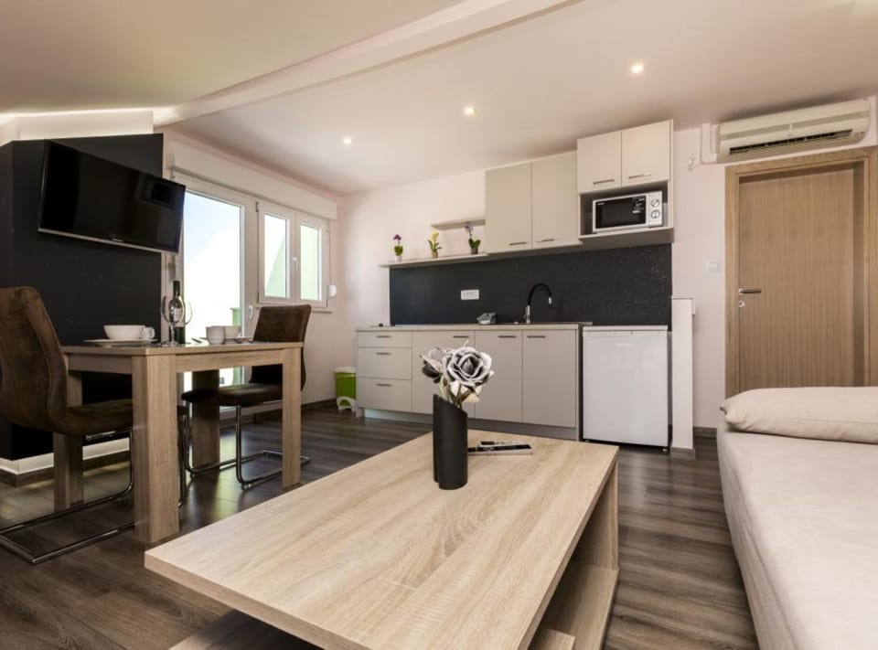 Apartment (Pansion Belvedere - One Bedroom) | Private kitchen | Fridge