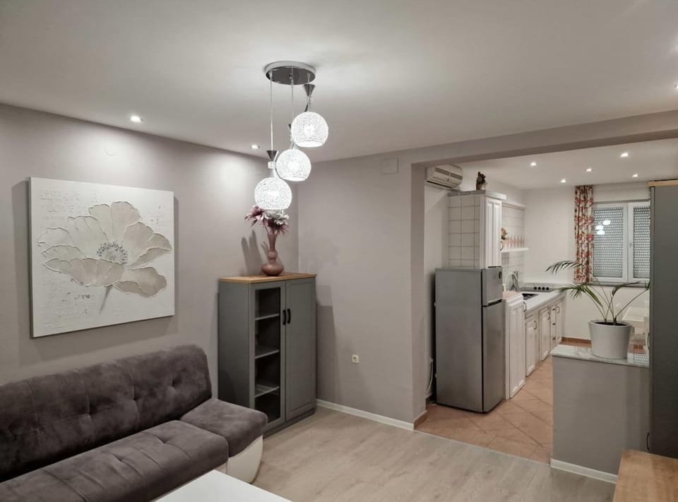 Apartment (Pansion Belvedere - One Bedroom (Magn) | Living room | 32-inch flat-screen TV with cable channels