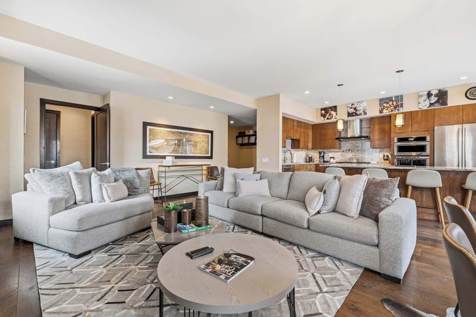 lion-e503-7494_54971979408_o