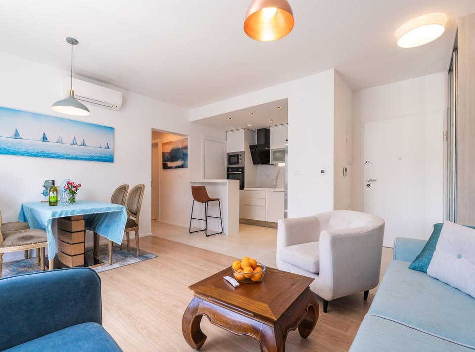 Apartment (Apartment Marcus Mai - Two Bedroom Ap) | Living room | 32-inch flat-screen TV with digital channels