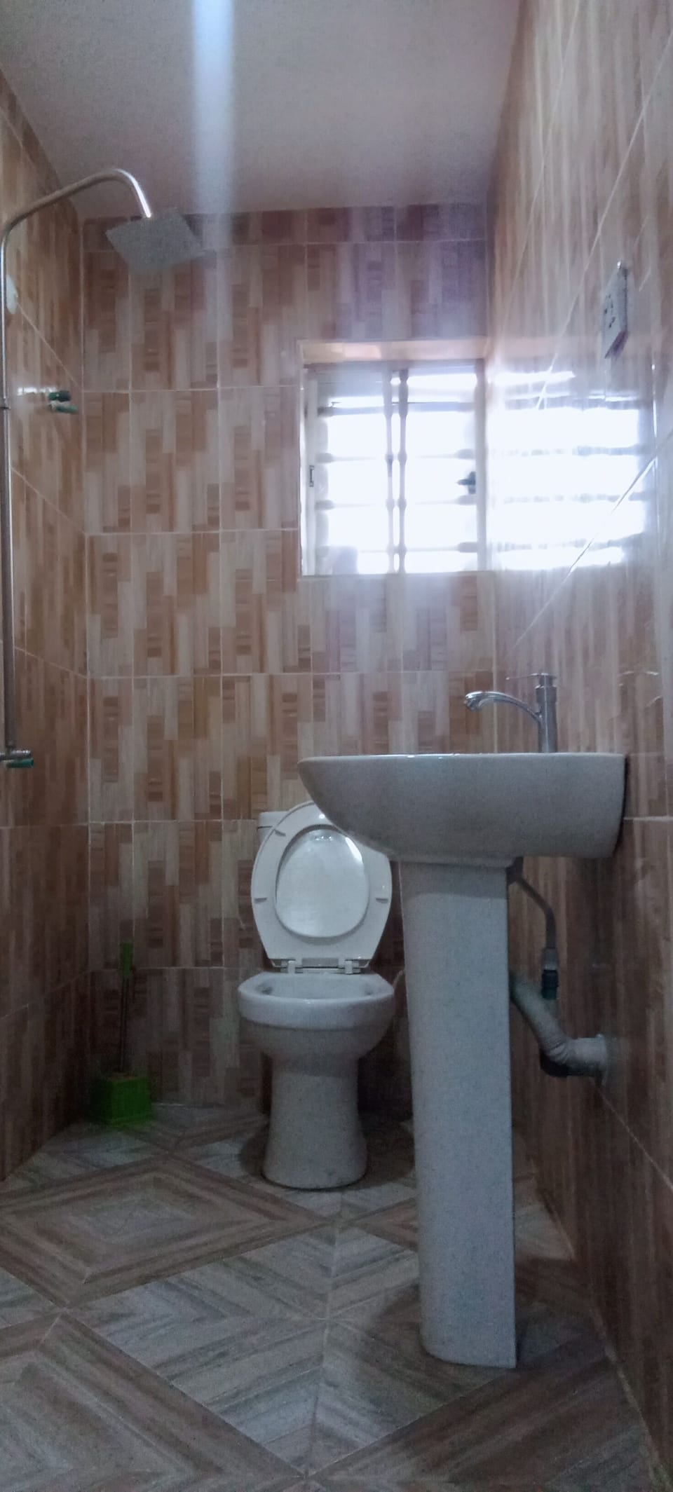 Deluxe Room | Bathroom | Towels, soap, toilet paper