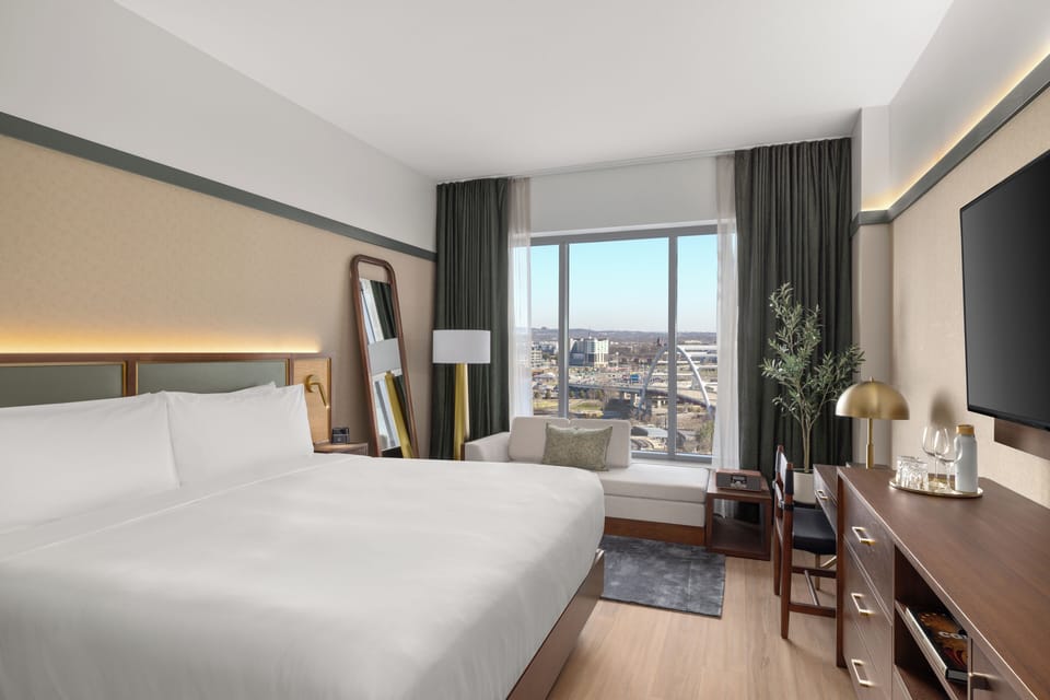 Hypo-allergenic bedding, minibar, in-room safe, desk