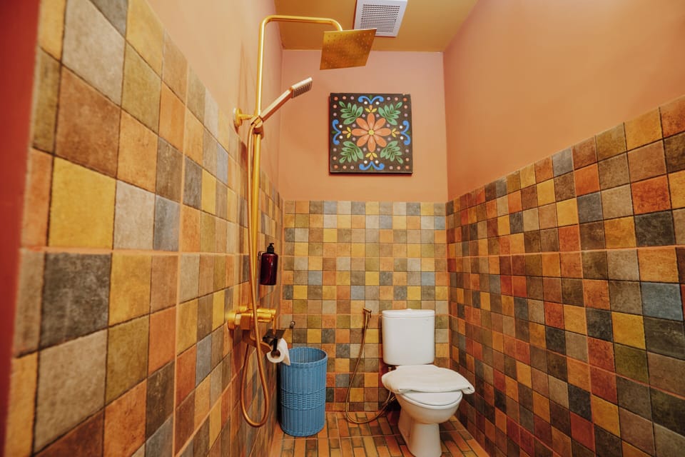 Junior Room, 1 Queen Bed | Bathroom | Towels, soap, shampoo, toilet paper