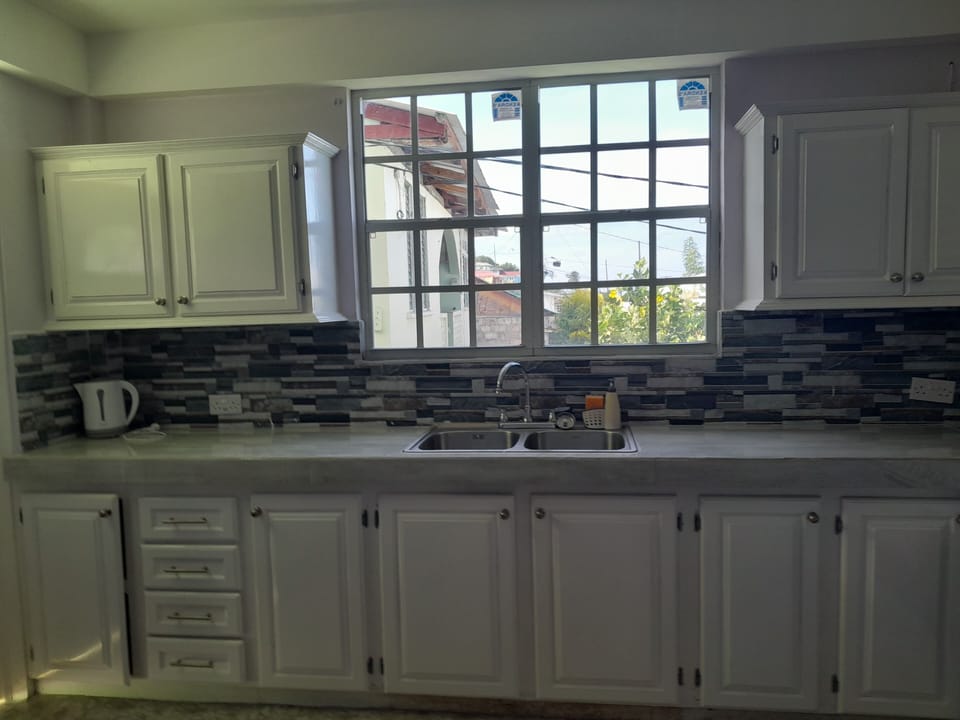 Basic Apartment | Private kitchen | Fridge, oven