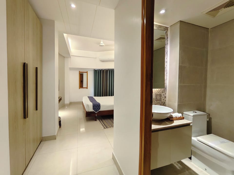 Luxury Double Room | Bathroom | Free toiletries, hair dryer, slippers, bidet