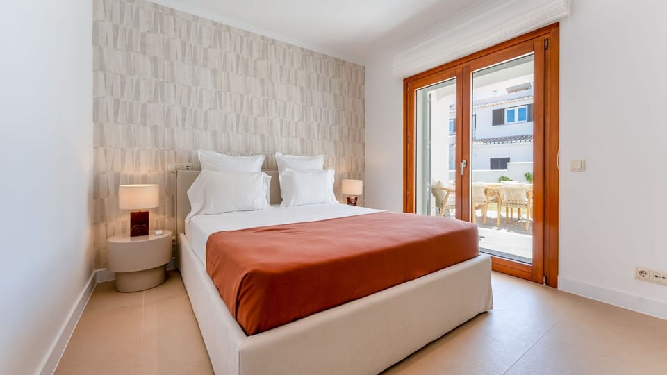 Wake up refreshed in this serene bedroom, offering direct access to an outdoor patio for morning coffee.
#Bedroom #PatioAccess #LovelyStay