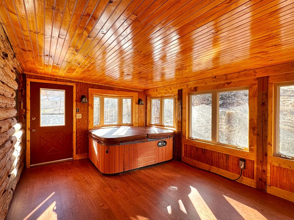 Sunroom w/Hot Tub