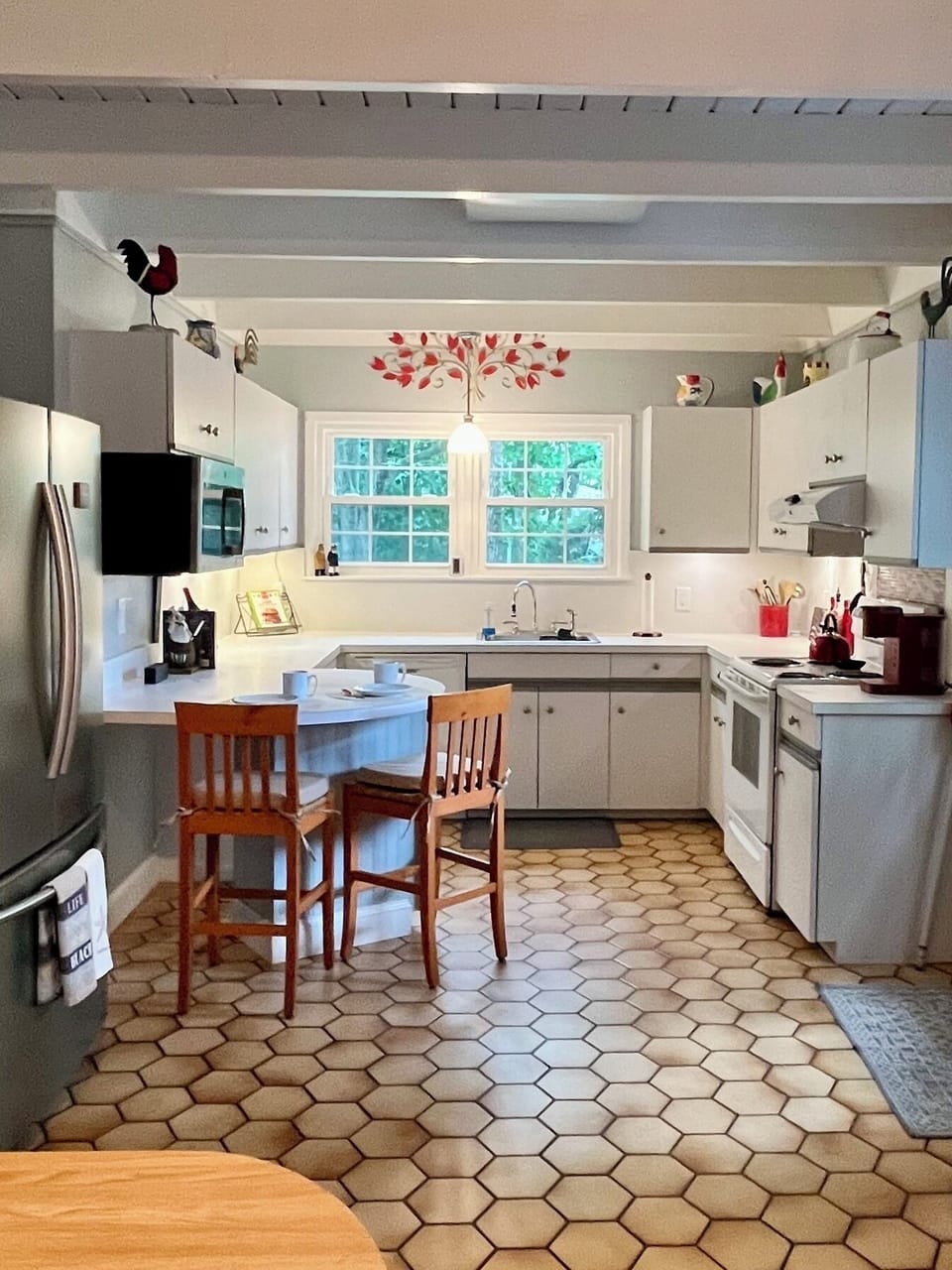 Fully equipped kitchen with extra pantry space

