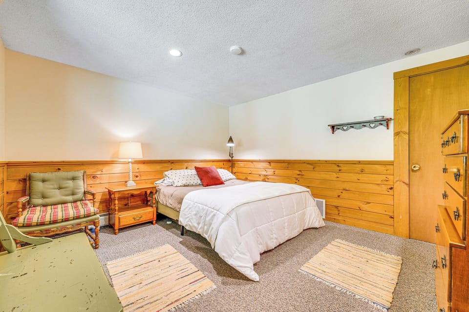 Bonus Room | Queen Bed | Lower Floor