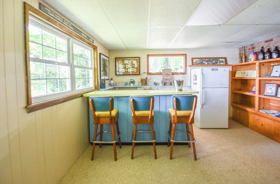 Bar in billiard room 