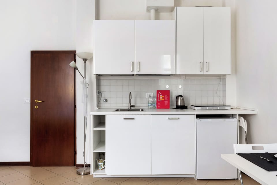 Full-size fridge, stovetop, electric kettle, cookware/dishes/utensils