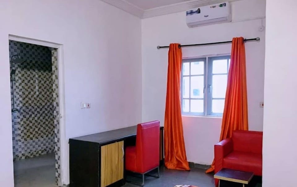 Superior Suite, Garden View | In-room dining