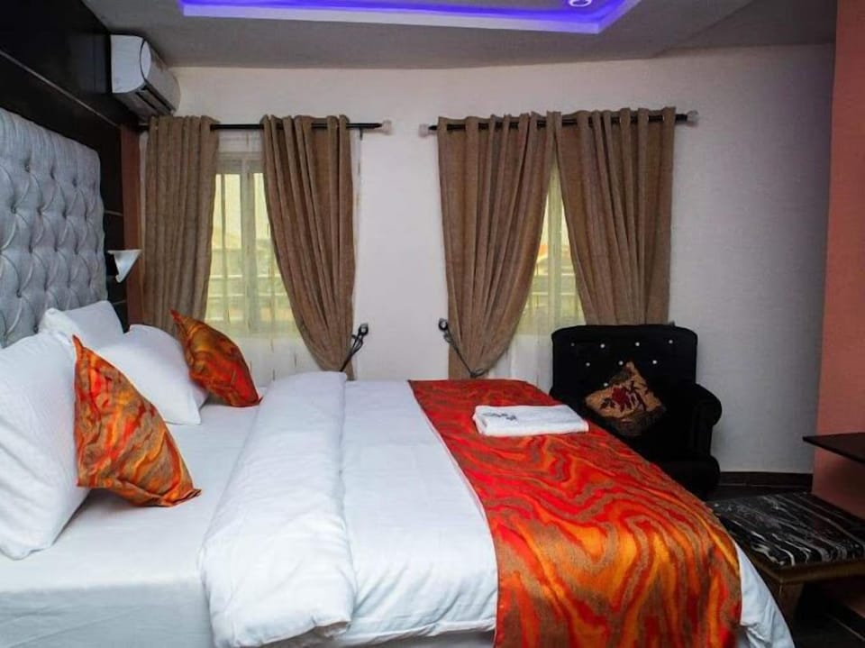 Superior Suite, Garden View | Premium bedding, down comforters, Tempur-Pedic beds, in-room safe