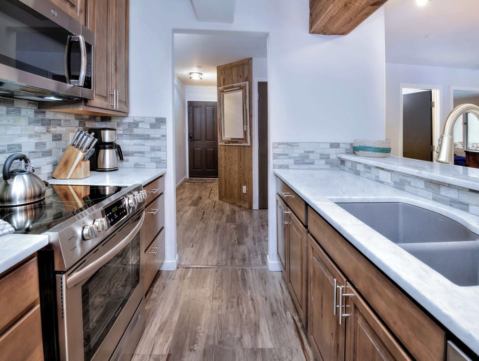 Condo, 1 King Bed with Sofa bed, Balcony, Mountain View (Beaver Creek Townsend Getaway) | Private kitchen | Coffee/tea maker