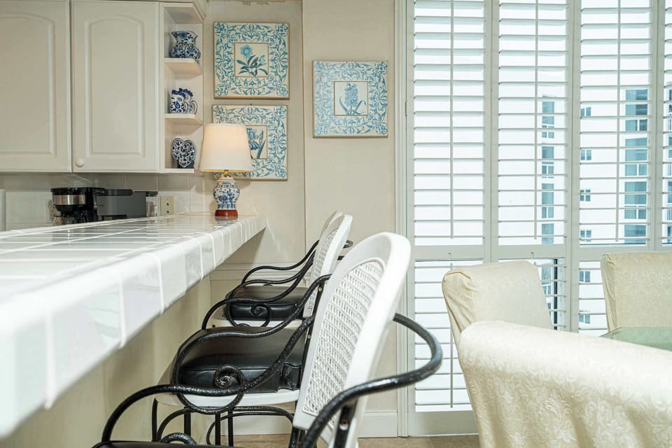 Condo, Multiple Beds, Balcony, Ocean View (Elegant Escape at Shoreline Towers) | Dining