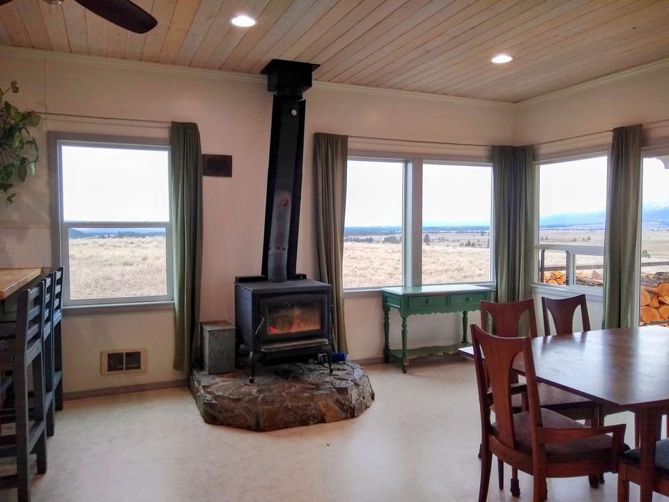 House, Multiple Beds, Fireplace, Mountain View | Dining