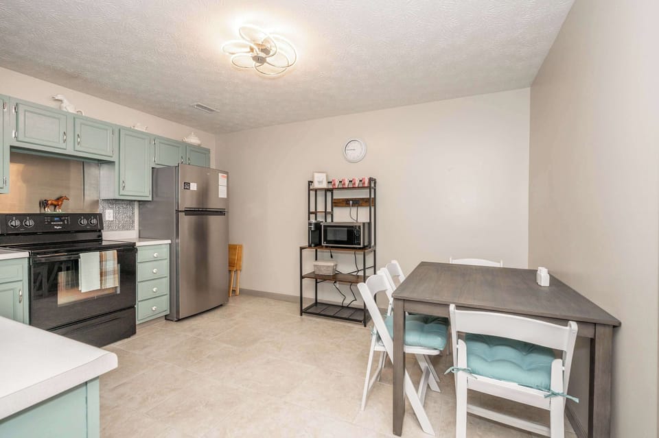 Condo, 2 Queen Beds, Kitchen, Garden View (Arkstone Retreat 2) | Private kitchen | Fridge, microwave, oven, stovetop