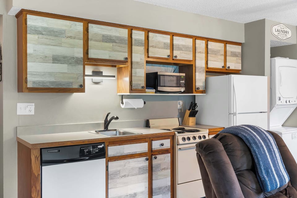 Condo, 1 King Bed with Sofa bed, Patio, Golf View (Fallcreek Haven) | Private kitchen | Coffee/tea maker