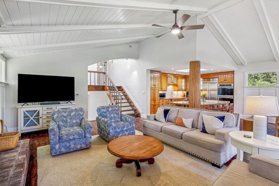 Make it a movie night or watch a game together thanks to the open concept design