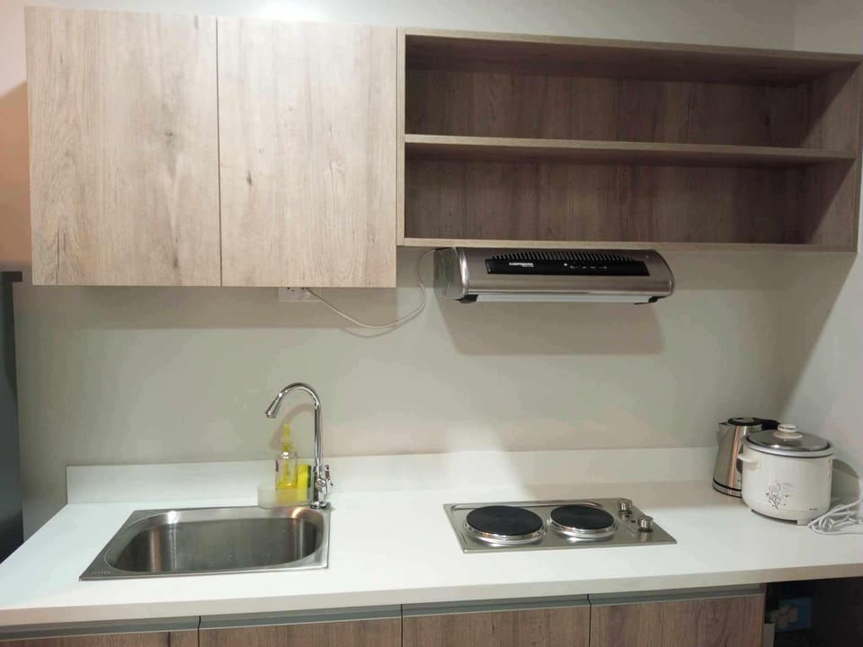 Comfort Condo, City View | Private kitchen | Full-size fridge, microwave, oven, stovetop