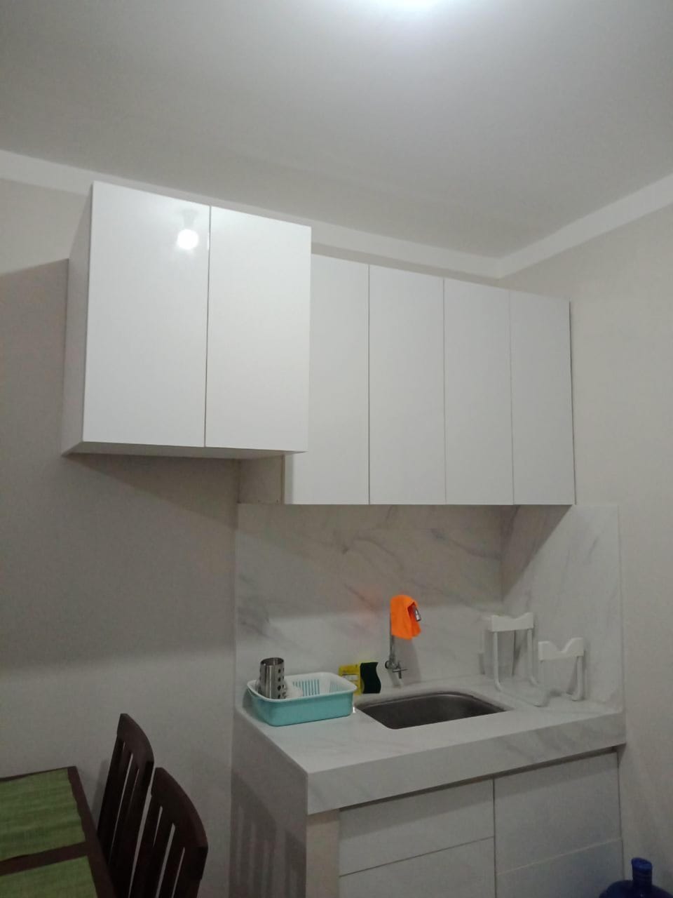 Full-size fridge, microwave, oven, stovetop