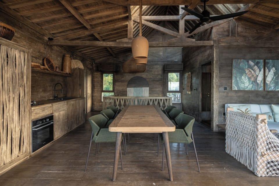 Deluxe Villa, Beach View, Beachfront | Dining room