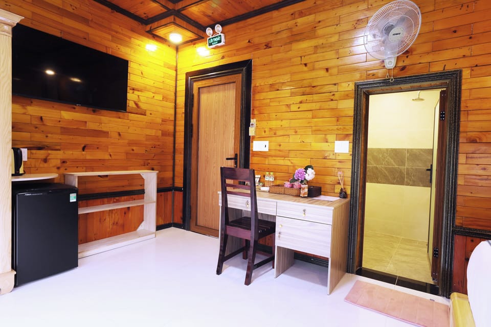 Superior Bungalow, Mountain View | Free minibar items, individually decorated, individually furnished, desk