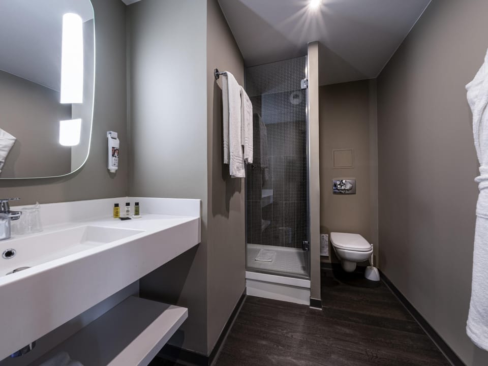 Premium bedding, in-room safe, desk, soundproofing