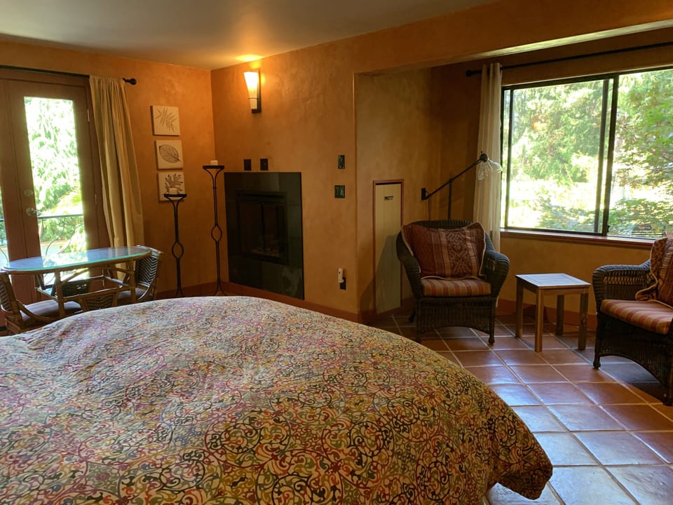 Romantic Loft, 1 Queen Bed, Hot Tub, Garden Area | Premium bedding, down comforters, pillowtop beds, individually decorated