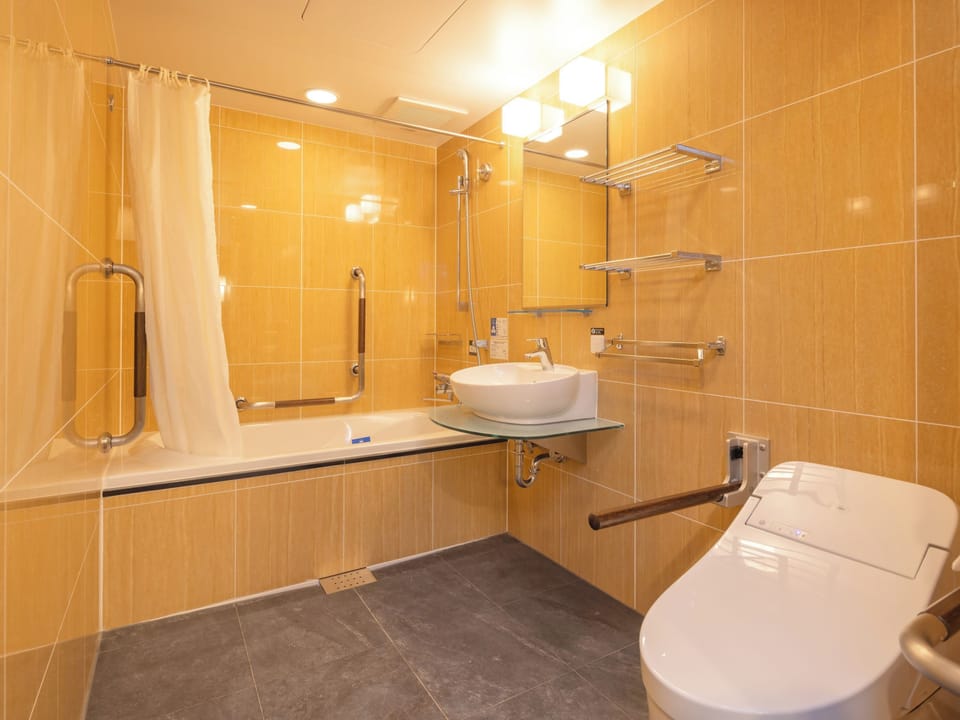 Twin Room, Non Smoking | Bathroom | Combined shower/tub, free toiletries, hair dryer, slippers
