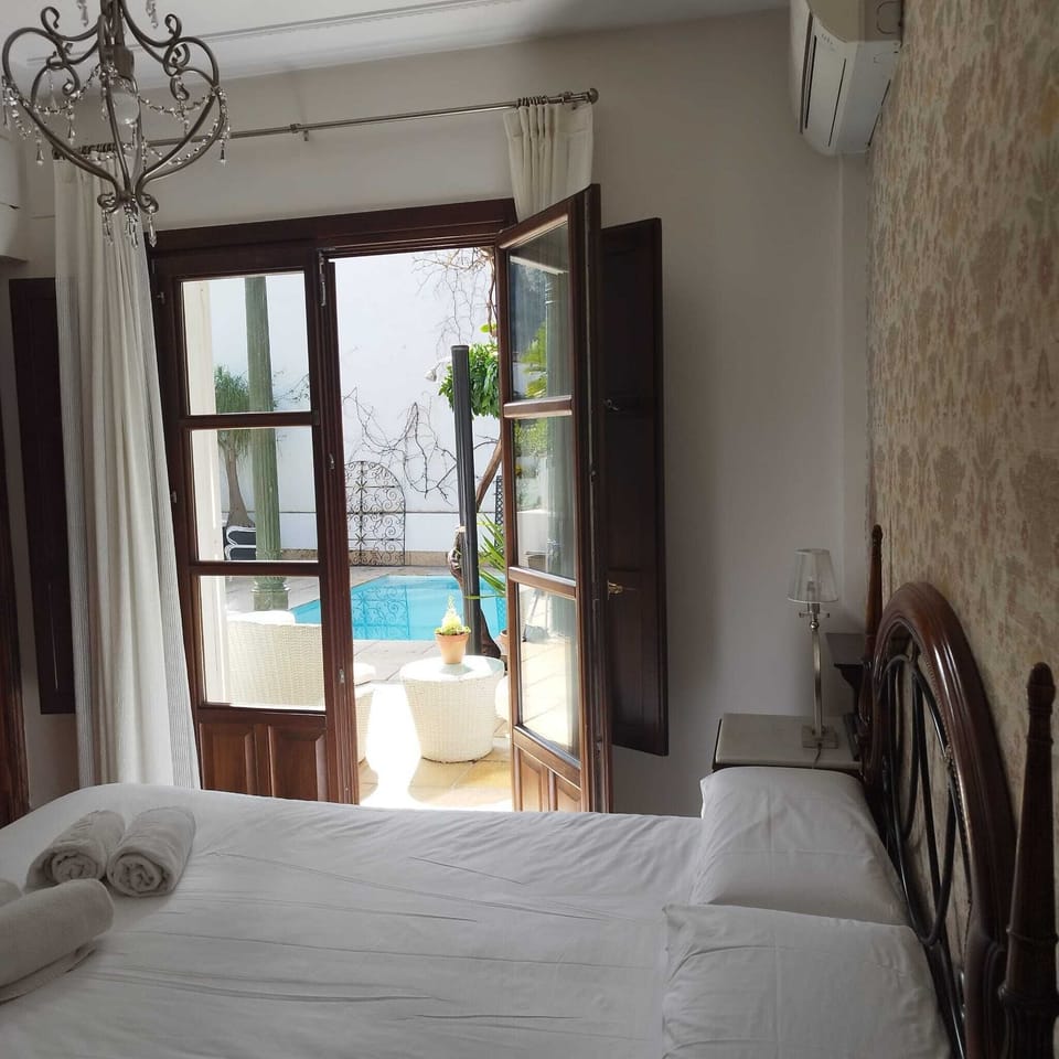 Minibar, free WiFi, bed sheets