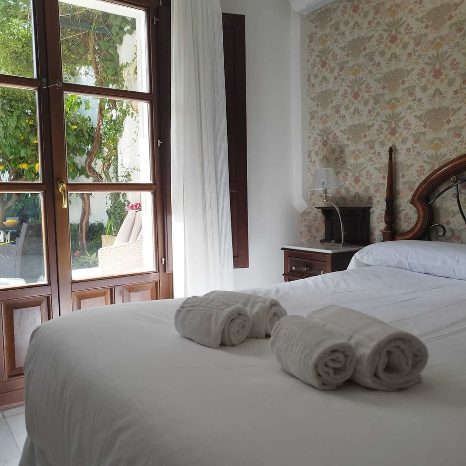 Minibar, free WiFi, bed sheets