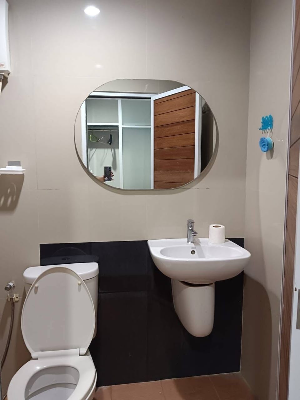 Economy Studio, 1 Queen Bed | Bathroom | Shower, towels, soap, toilet paper
