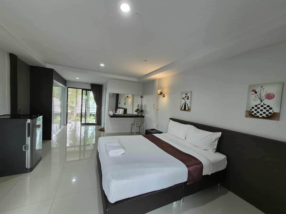 Standard Room, 1 Queen Bed, Non Smoking | Desk, laptop workspace, WiFi (free), individually decorated
