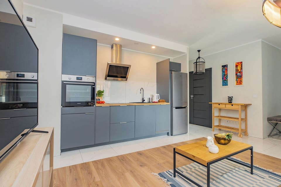 Deluxe Apartment | Private kitchen | Full-size fridge, oven, stovetop, dishwasher