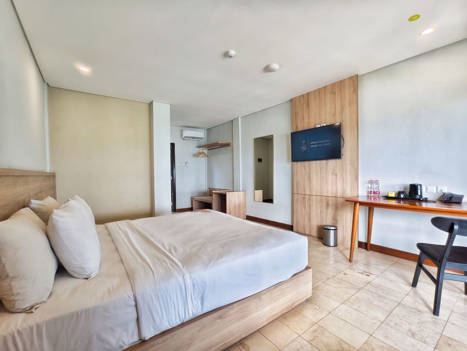 Deluxe Double or Twin Room, Sea View | Desk, WiFi (free), bed sheets