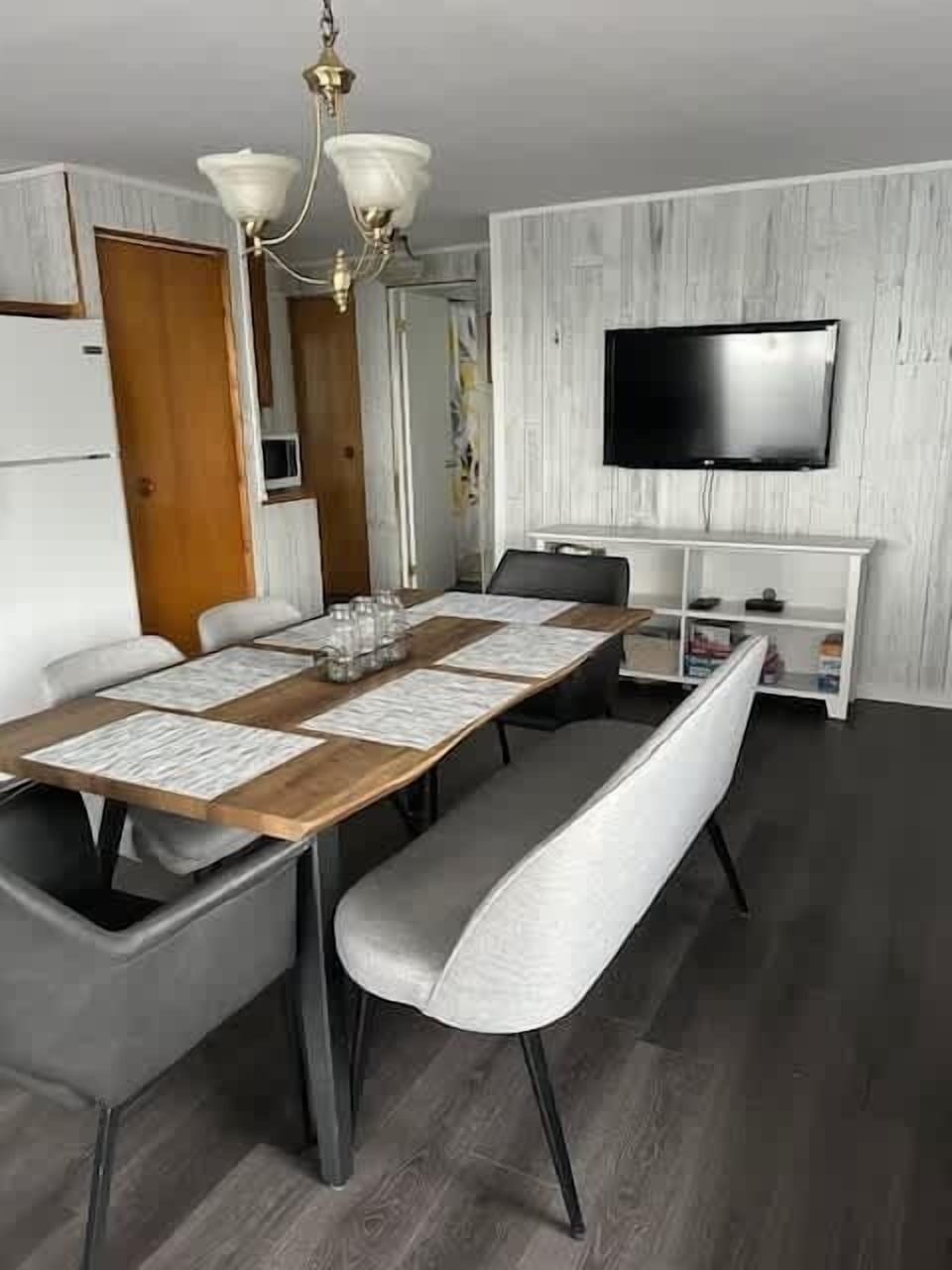 Dining room/salle a manger 