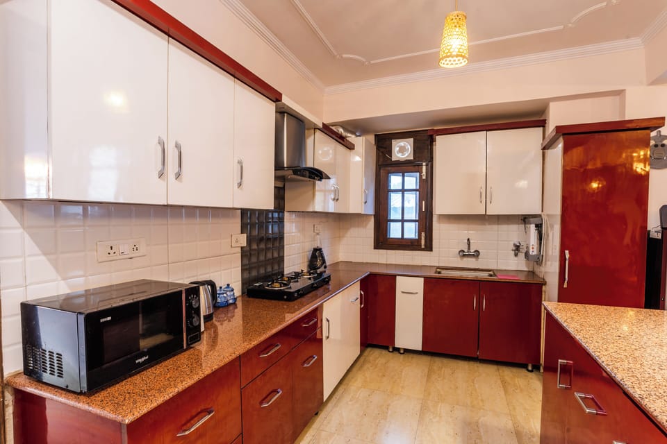 Luxury Apartment, 4 Bedrooms, Mountain View | Private kitchen | Fridge, microwave, electric kettle, toaster