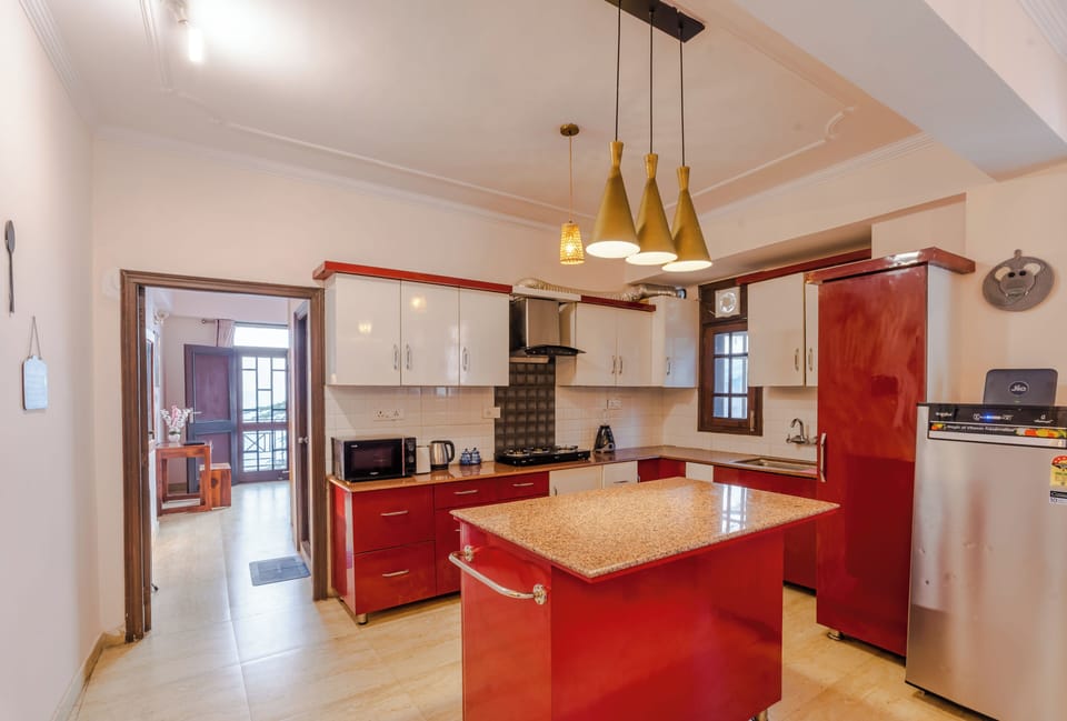 Luxury Apartment, 4 Bedrooms, Mountain View | Private kitchen | Fridge, microwave, electric kettle, toaster