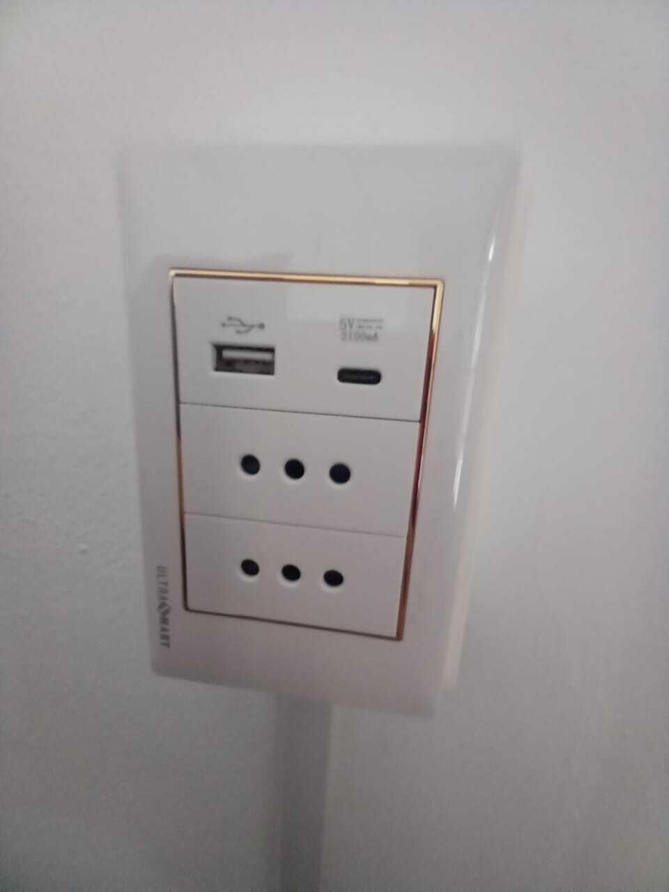 Electric vehicle charging station