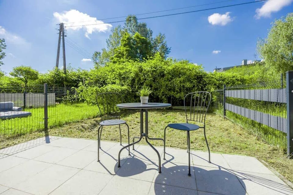 The building is close to charming restaurants and cafes. 